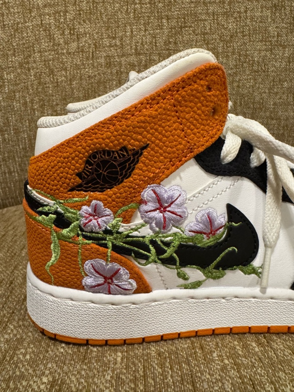 NEW Jordan 1 Mid Basketball Blossom DQ8390-100 Size 5.5Y - Picture 3 of 11